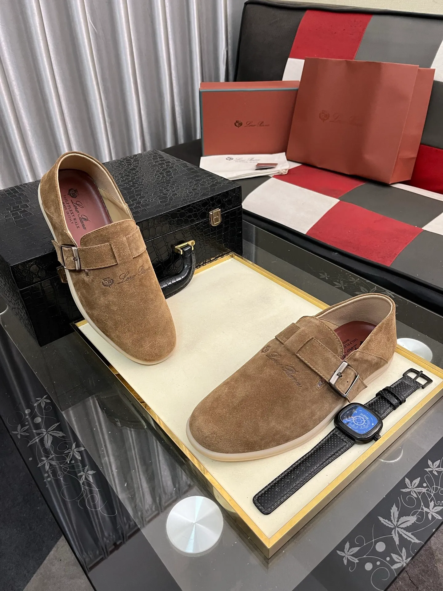 Men's men's shoes 💰458⌚️⌚️ Loro Piana's classic hot model lp top version of Pili casual shoes. It turns out that these are the casual shoes that are said to be able to walk 20,000 steps without getting tired. This pair has both good looks and feel. You will be completely lost as soon as you put it on. The minimalist design is eye-catching and durable, and it is a bonus for dressing. The soft feeling on the feet has outstanding texture, and it is very nice without abrasion on the feet. The soft and waxy soles make it easy to wear for daily use for a long time. Who can resist a pair of versatile and good-looking loafers? Don't be too elegant at all, the feel and texture of the feet are good, the key is to make the legs look longer and not tire the feet, the main thing is that it is just right!        Material: Original cowhide Lining: Original sheepskin Outsole: Original sole Size: 38-44